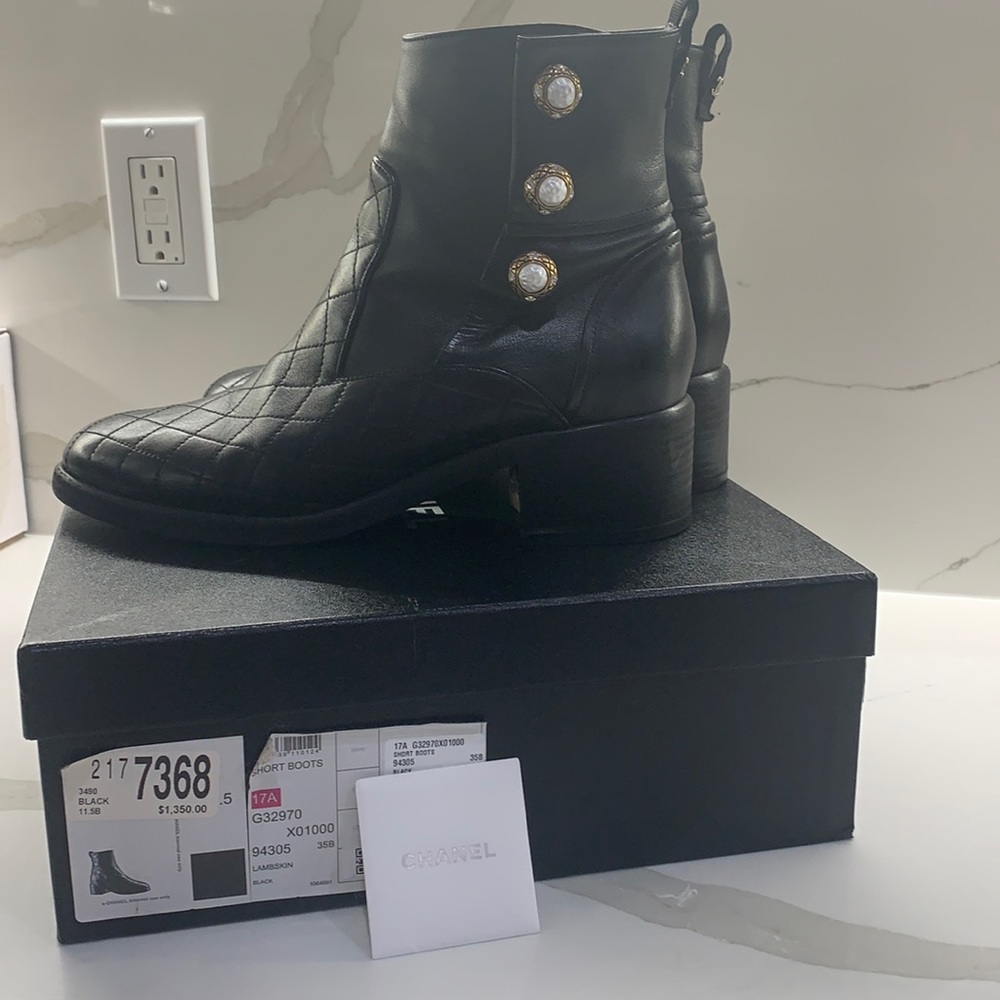 Chanel Black Quilted leather Pearl CC Logo Zip Boot Size 41.5